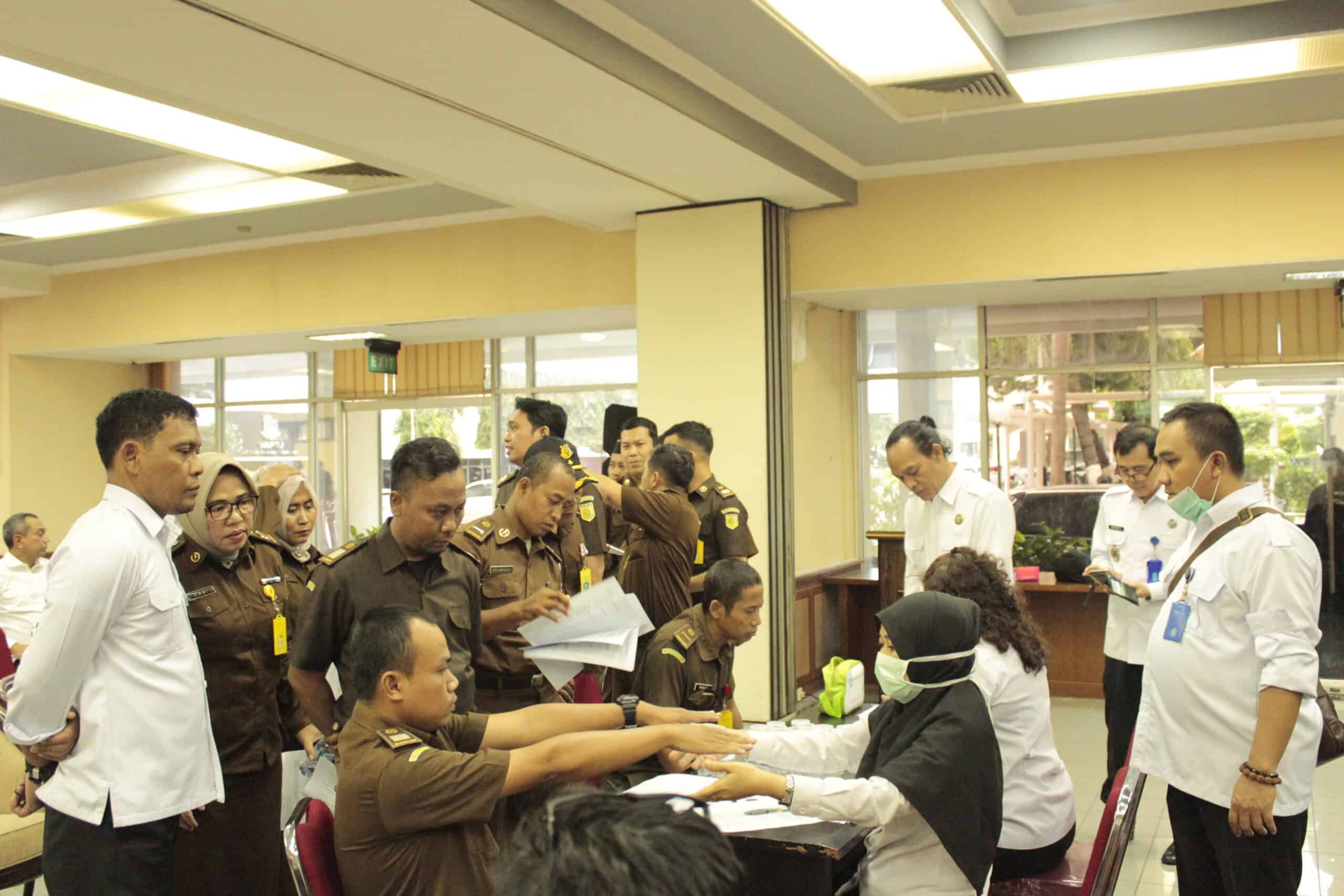 Pelaksanaan Test Urine Di Kejaksaan Agung RI Pelaksanaan Test Urine Di Kejaksaan Agung RI