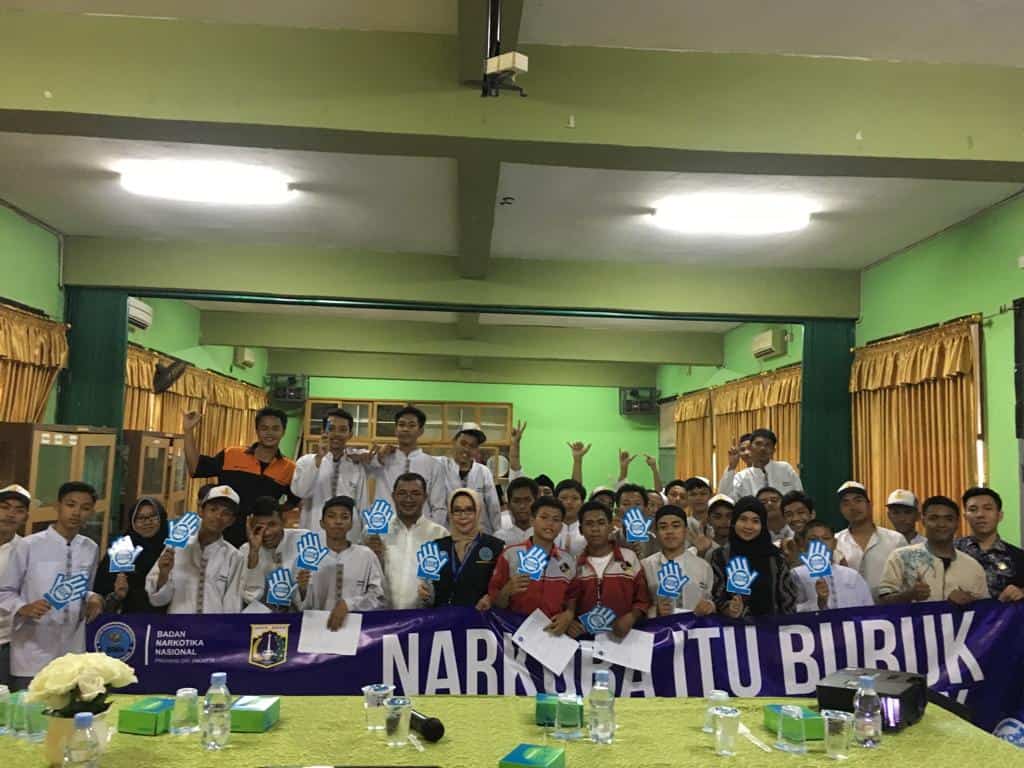 Sosialisasi P4GN dan Pemeriksaan Urine di SMK Negeri 34 Jakarta