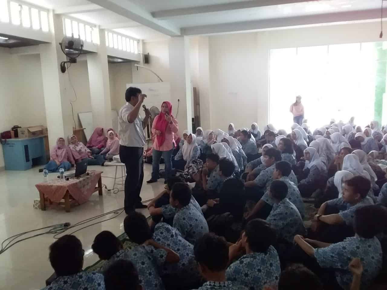 Sosialisasi P4GN dan Pemeriksaan Urine di SMP Negeri 206 Jakarta Sosialisasi P4GN dan Pemeriksaan Urine di SMP Negeri 206 Jakarta